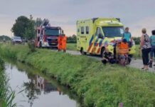 Man rijdt met scootmobiel in sloot, voorbijganger houdt hoofd slachtoffer boven water