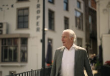 Acteur Huub Stapel bezoekt Dordrecht en treedt in voetsporen gebroeders De Witt