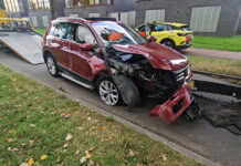 Flinke crash: automobilist ramt boom op Veerweg