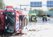 Bluswagen gekanteld in Dordrecht