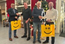 Wielercomité schenkt boodschappen aan Anne Frankschool