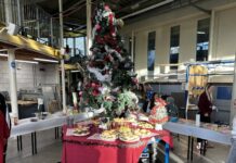 Brugklasleerlingen bakken oliebollen en worstenbroodjes