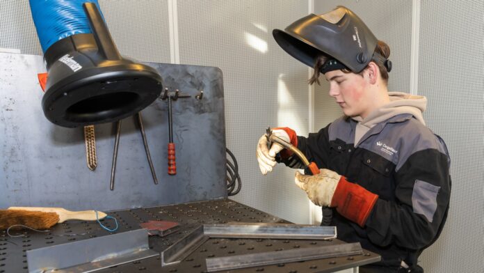 Leerling aan het werk in nieuwe lasbox