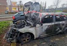Auto gaat in vlammen op, ernaast geparkeerde auto beschadigd