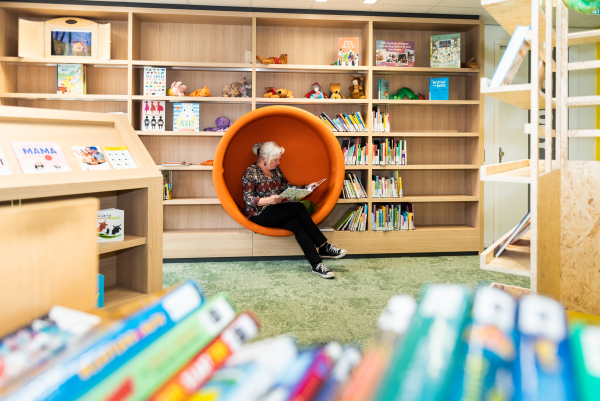 bibliotheek mevrouw met krant