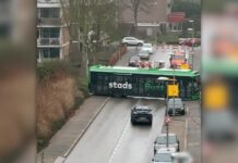 Opnieuw raak in het Dordtse verkeer: buschauffeur heeft moeite met keren