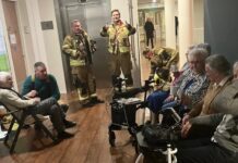 Brandweer redt oudere dames uit lift