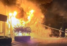 Auto’s en huizen beschadigd door flinke brand